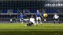Pemain Fulham Josh Maja (tengah) mencetak gol ke gawang Everton pada pertandingan Liga Inggris di Goodison Park, Liverpool, Inggris, Minggu (14/2/2021). Everton kalah 0-2 dari Fulham. (Jason Cairnduff/Pool via AP)