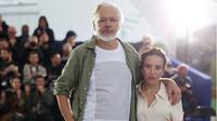 Bos WikiLeaks Pakai Kaus Bertuliskan Nama Ribuan Anak Gaza Korban Kekejaman Israel di Festival Film Cannes 2025.&nbsp; (Sameer Al-Doumy / AFP)