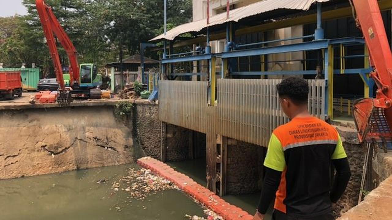 Petugas operasional di Pintu Air Manggarai, Eboni (27) menjelaskan, debit air memang sedang berangsur surut karena kemarau.<br>