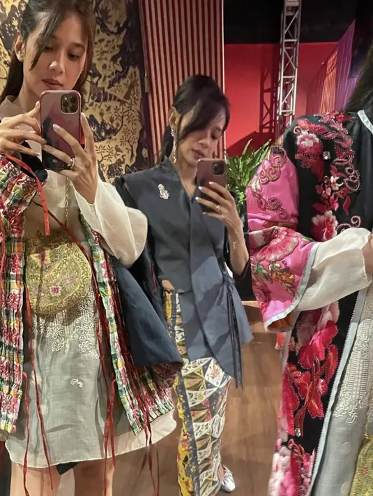 <p>Gista hadirkan pesona yang memikat, dengan kain-kain yang dikreasikan dalam ragam outfit. Motif dan warna semarak juga buktikan wujud cantiknya keragaman kain nusantara. [Foto: Instagram/ Gista Putri]</p>