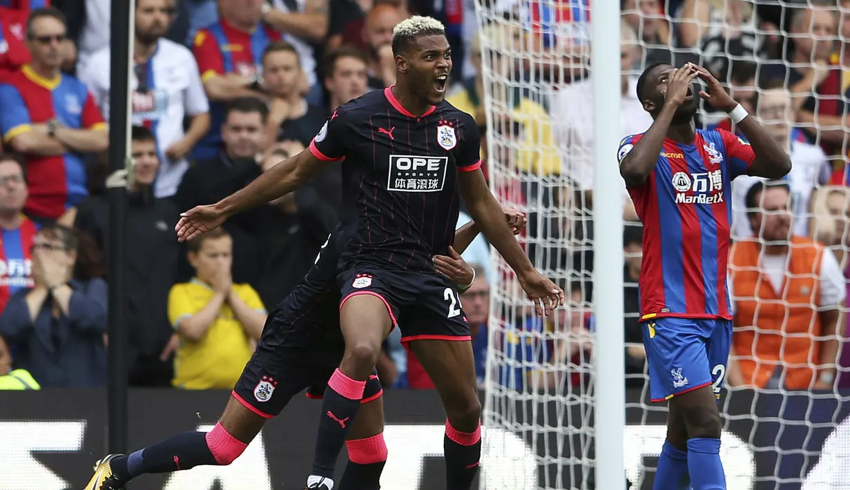 Aksi pemain Huddersfield Town, Steve Mounie (kiri) merayakan gol ke gawang Crystal Palace pada laga perdana Premier League 2017-2018 di Selhurst Park, London, (12/8/2017). (Scott Heavey/PA via AP)