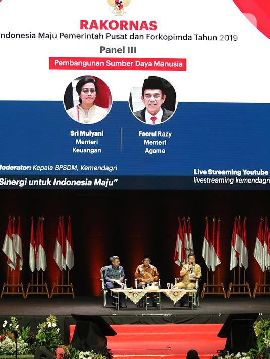 Dirjen Perimbangan Keuangan Kemenkeu Astera Primanto Bhakti, Menteri Agama Fachrul Razi dan Kepala BPSDM Kemendagri Teguh Setyabudi (ki-ka) usai diskusi panel III  Rakornas Indonesia Maju antara Pemerintah Pusat dan Forkopimda di Bogor, Rabu (13/11/2019). (Liputan6.com/Herman Zakharia)