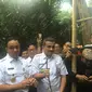 Gubernur Anies Baswedan menyambangi perkebunan duku di kawasan Condet, Jakarta Timur. (Liputan6.com/Ika Defianti)