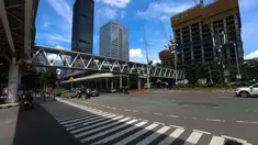 Suasana ruas jalan Jenderal Sudirman, Jakarta, saat pemberlakukan kebijakan Work From Home (WFH) untuk Aparatur Sipil Negara (ASN), Jumat (10/4/2026). Kebijakan Work From Home (WFH) bagi Aparatur Sipil Negara (ASN) berdampak pada kelancaran lalu lintas di Jakarta. (Kapanlagi.com/Budy Santoso)