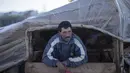 Gembala Amazigh, Alhassan, berdiri di luar tendanya di tengah hujan salju di desa Amazigh Timahdite di Atlas Tengah, dekat Azrou, Maroko (4/12/2021). Suku nomaden Amazigh yang tinggal di sini bergantung pada domba yang merumput di hutan rimbun di sekitar desa. (AP Photo/Mosa'ab Elshamy)