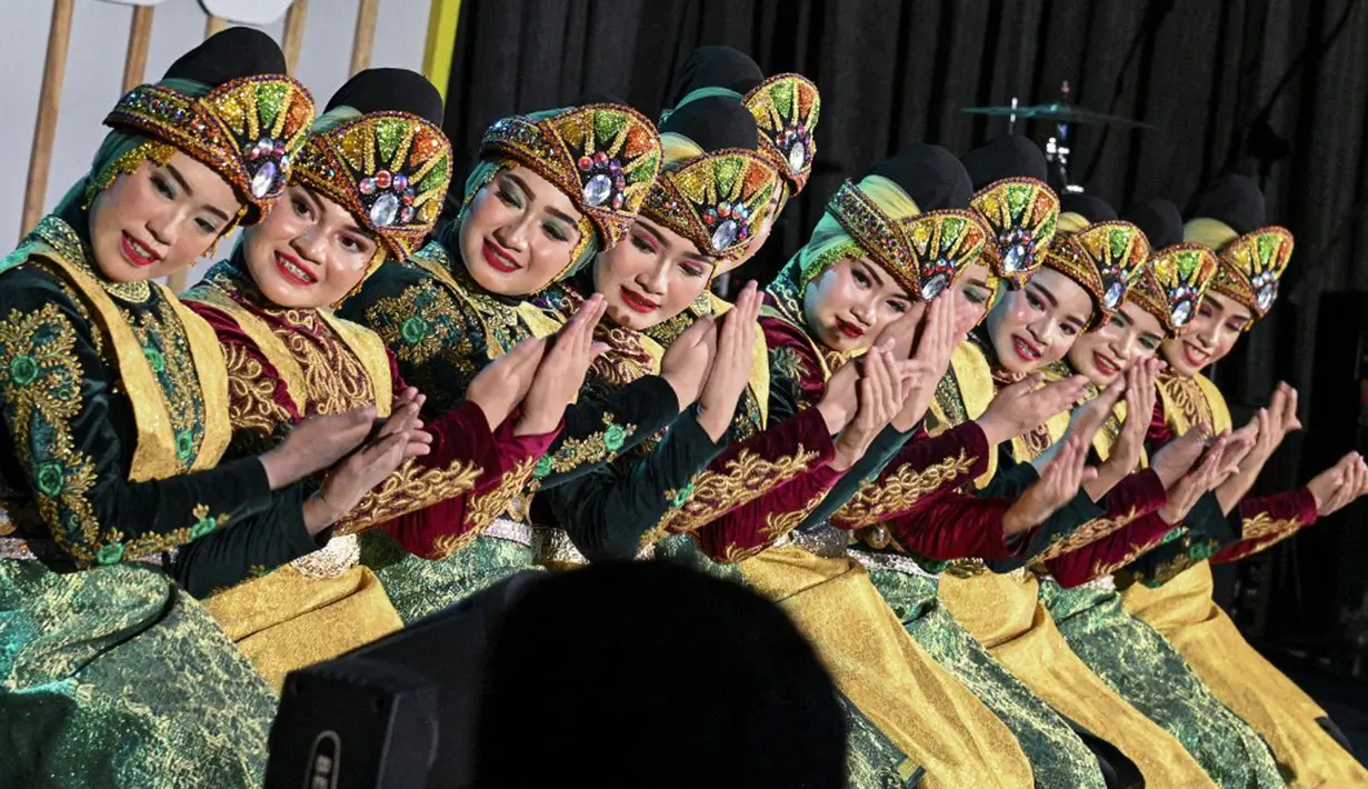 Para penari tampil dalam Festival Tari Ratoh Jaroe di Banda Aceh, Aceh, Rabu (8/9/2021). Festival Tari Ratoh Jaroe ini dapat disaksikan oleh penonton secara online. (CHAIDEER MAHYUDDIN/AFP)