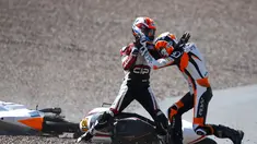 Dua pembalap Moto3, Bryan Schouten dan Scott Deroue terlibat baku hantam, Jerman, Minggu (13/7/14). (REUTERS/Thomas Peter)