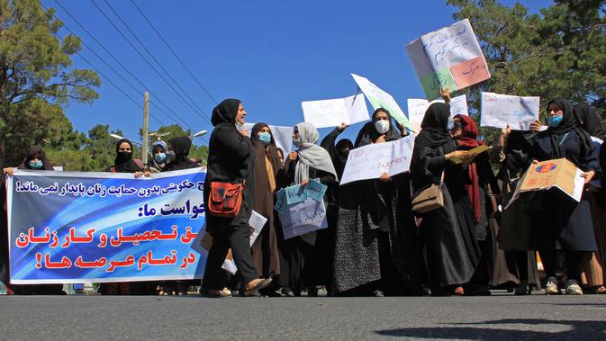 Aksi sekelompok wanita saat berunjuk rasa di Herat, Afghanistan, Kamis (2/9/2021). Dalam aksi protes yang jarang terjadi ini mereka mengaku siap menerima aturan burqa asal putri mereka tetap bisa bersekolah. (AFP Photo)