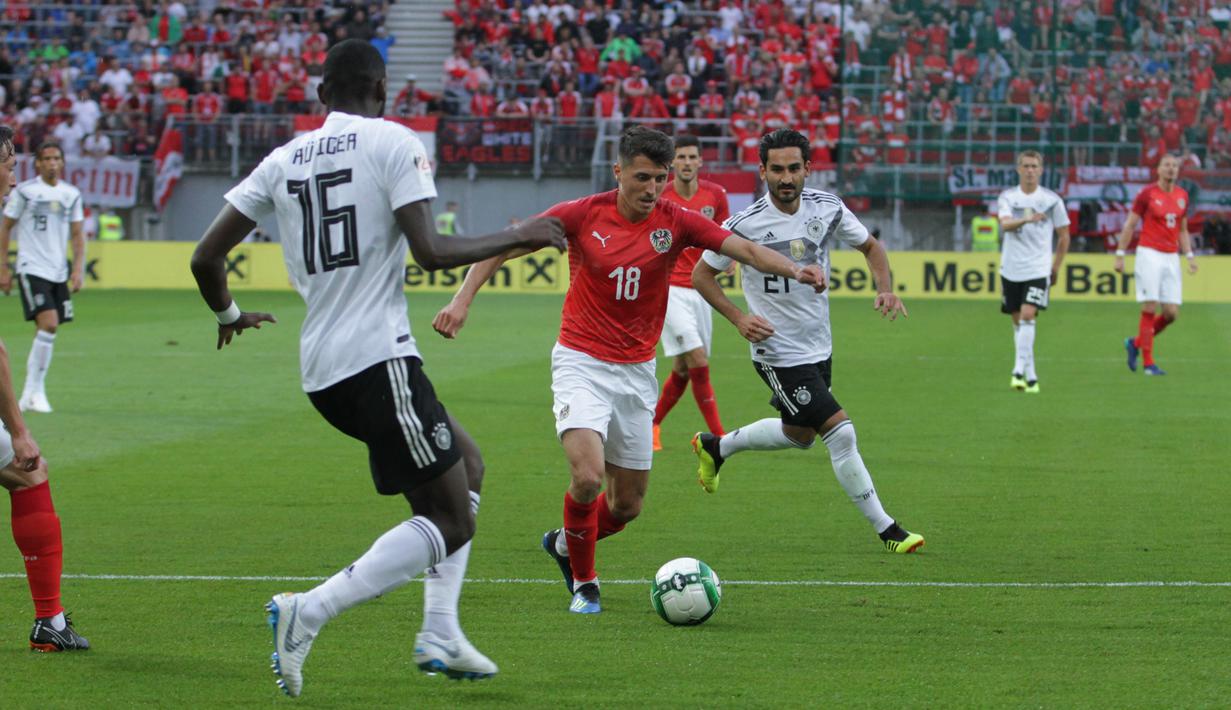 Striker Austria, Alessandro Schoepf, berusaha melepas tendangan ke gawang Jerman pada laga persahabatan di Stadion Woerthersee, Klagenfurt, Sabtu (2/6/2018). Austria menang 2-1 atas Jerman. (Bola.com/Reza Khomaini)