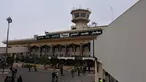 Sejumlah Awak media berkumpul selama konpers rencana pembukaan Bandara Internasional Aleppo, Suriah (21/12). Bandara tersebut akan kembali dibuka setelah ditutup sejak perang saudara pada Maret 2013. (AFP PHOTO/GEORGE OURFALIAN)