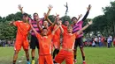 Para pemain Persija Jakarta berfoto layaknya patung pembebasan Irian Barat sebelum melakukan pemanasan di Lapangan Banteng, Jakarta, Selasa (11/4/2017). Persija menargetkan masuk lima besar Liga 1 Indonesia. (Bola.com/Nicklas Hanoatubun)