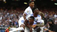 Real Madrid berhasil menaklukkan tun rumah Brcelona 2-1 dalam laga El Clasico Liga Spanyol 2021/2022, Minggu (24/10/2021). Dua debutan di masing-masing kubu, David Alaba di Real Madrid dan Sergio Aguero di Barcelona sukses menyumbang 1 gol. (AP/Joan Monfort)