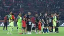 Pemain Persija Jakarta membawa anak mereka ke lapangan untuk ikut merayakan kemenangan sekaligus ulang tahun ke-97 Persija. (Bola.com/M Iqbal Ichsan)