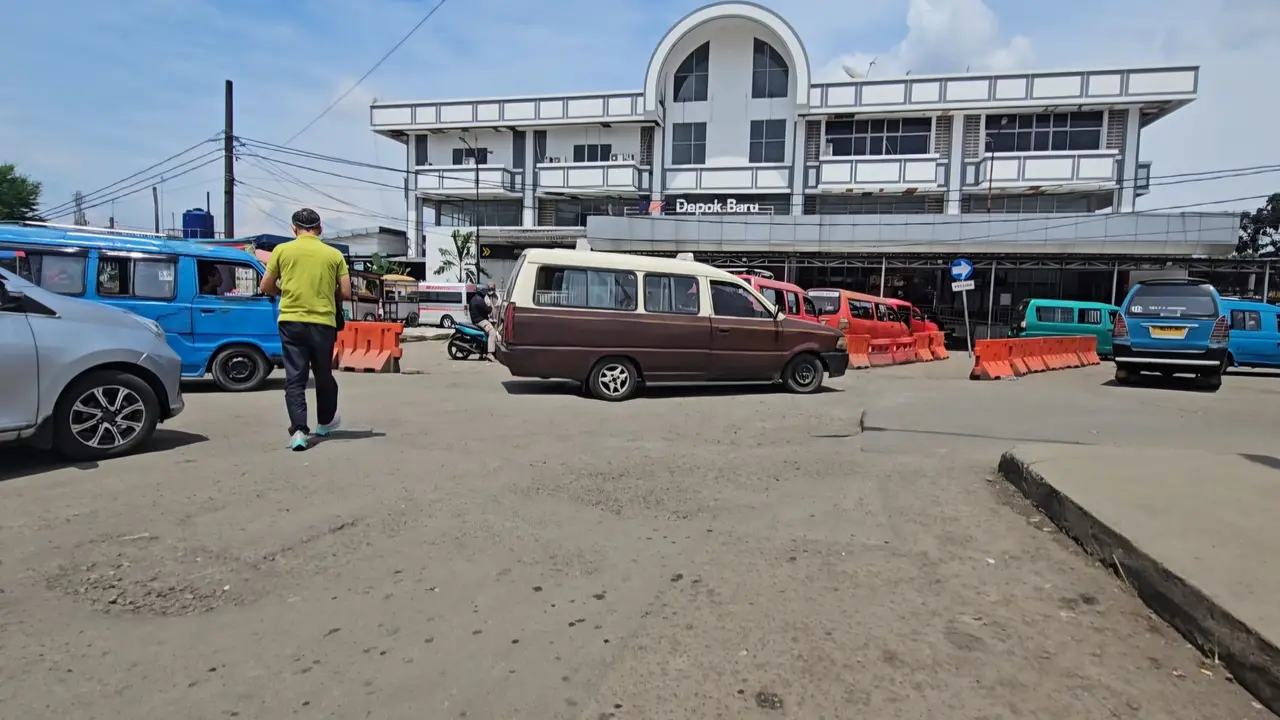 Kondisi akses jalan rusak yang banyak dikeluhkan warga dan sopir angkot di Terminal Terpadu Depok.