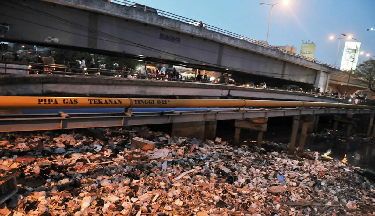 Sejumlah sungai dan kali di Jakarta masih menjadi lokasi sebagian warga untuk membuang sampah. Tampak, tumpukan sampah memenuhi kali Roxy, Jakarta, (9/8/2014). (Liputan6.com/Johan Tallo)