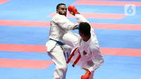 Karateka Indonesia, Sandy Firmansyah (kanan) saat melawan Ahmed Y (Mesir) di babak eliminasi Kumite 84kg+ Kejuaraan Karate Internasional WKF Series A 2022 di Istora Gelora Bung Karno, Jakarta, Jumat (18/11/2022). 65 negara mengikuti Kejuaraan Karate Internasional WKF Series A 2022 dengan total 670 atlet. (Liputan6.com/Helmi Fithriansyah)