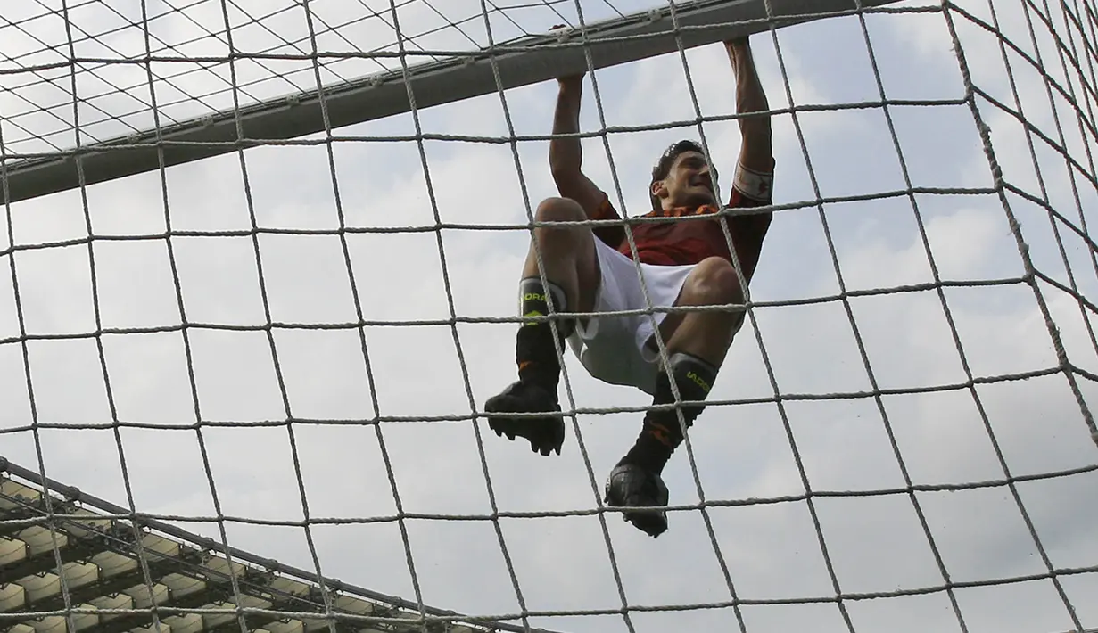 Kapten AS Roma, Francesco Totti, merayakan gol yang dicetaknya ke gawang Atalanta pada laga Serie A di Stadion Olimpico, Roma, Minggu (11/4/2010). (AP/Alessandra Tarantino)