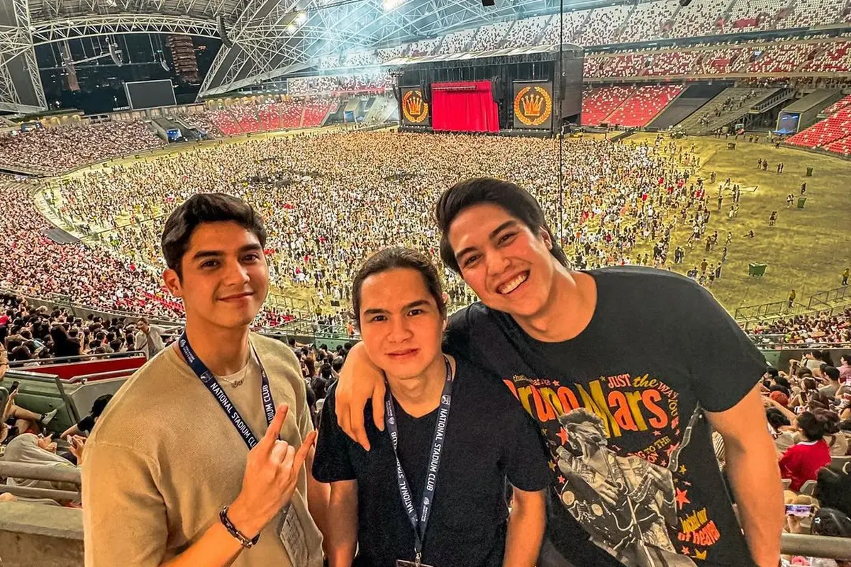 Gaya Rock n Roll Maia Estianty Nonton Konser Bruno Mars Bareng 3 Putra Ganteng Al, El, dan Dul
