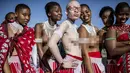 Seorang gadis albino Afrika Selatan berpose dengan gadis lain, telanjang dada dalam upacara Reed Dance, Afsel (5/9/2014) (AFP PHOTO / MARCO LONGARI)