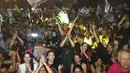 Warga Israel merayakan pelantikan pemerintahan baru di Tel Aviv, Israel, Minggu, 13 Juni 2021. Naftali Bennett, mantan sekutu Benjamin Netanyahu menjadi perdana menteri baru Israel. (AP Photo/Oded Balilty)