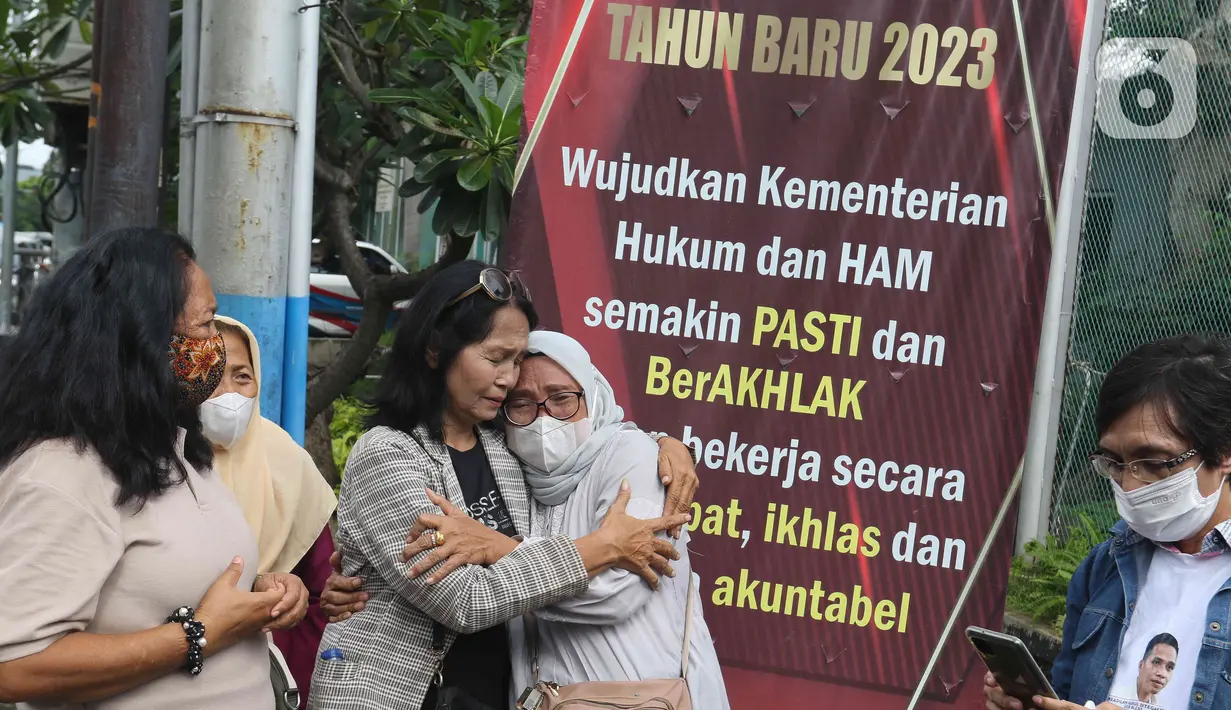 Keluarga dan Kerabat Bharada Richard Eliezer Pudihang Lumiu berada di depan Lembaga Pemasyarakatan (Lapas) Kelas II A Salemba, Jakarta, Senin (27/2/2023). Pemindahan Bharada Eliezer dalam rangka menjalani eksekusi atas putusan Majelis Hakim Pengadilan Negeri Jakarta Selatan dengan pidana penjara selama satu tahun enam bulan. (Liputan6.com/Herman Zakharia)
