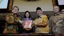 Ketua DPD RI Irman Gusman (kiri) menerima buku ikhtisar hasil pemeriksaan semester ll tahun 2014 dari Ketua BPK RI Harry Azhar Aziz (kedua kanan) usai mengikuti Rapat Paripurna di Komplek Parlemen, Jakarta, Rabu (8/4/2015). (Liputan6.com/Andrian M Tunay)