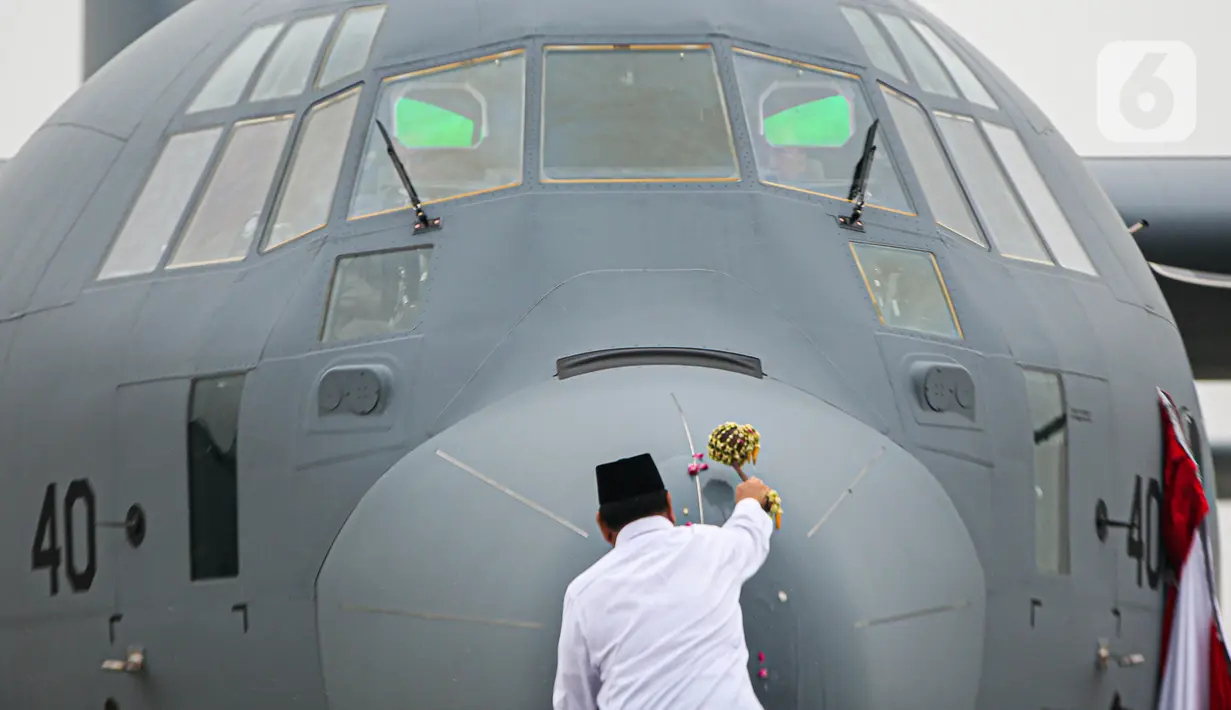 Serah terima ini diawali dengan pembukaan tirai warna merah putih di badan pesawat. Dilanjutkan dengan prosesi pecah kendi dan penyiraman air bunga ke pesawat C-130 J Super Hercules A-1340 tersebut. (Liputan6.com/Faizal Fanani)