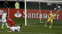 Pemain Peru, Jose Paolo Guerrero, mencetak gol dengan sundulannya dalam pertandingan perempat final Copa America, Bolivia vs Peru, di Stadion German Becker di Temuco, Chile, Jumat 26 Juni 2015. (AP Photo / Silvia Izquierdo)
