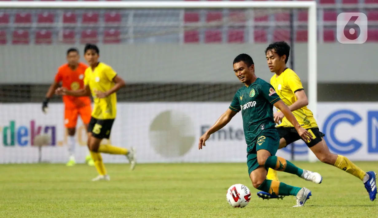 Gelandang Persikabo 1973, Munadi (kiri) menguasai bola saat menghadapi Barito Putera dalam laga matchday ke-3 Grup A Piala Menpora 2021 di Stadion Manahan, Solo, Selasa (30/3/2021). Barito dan Persikabo 1973 bermain imbang 2-2. (Bola.com/Ikhwan Yanuar)