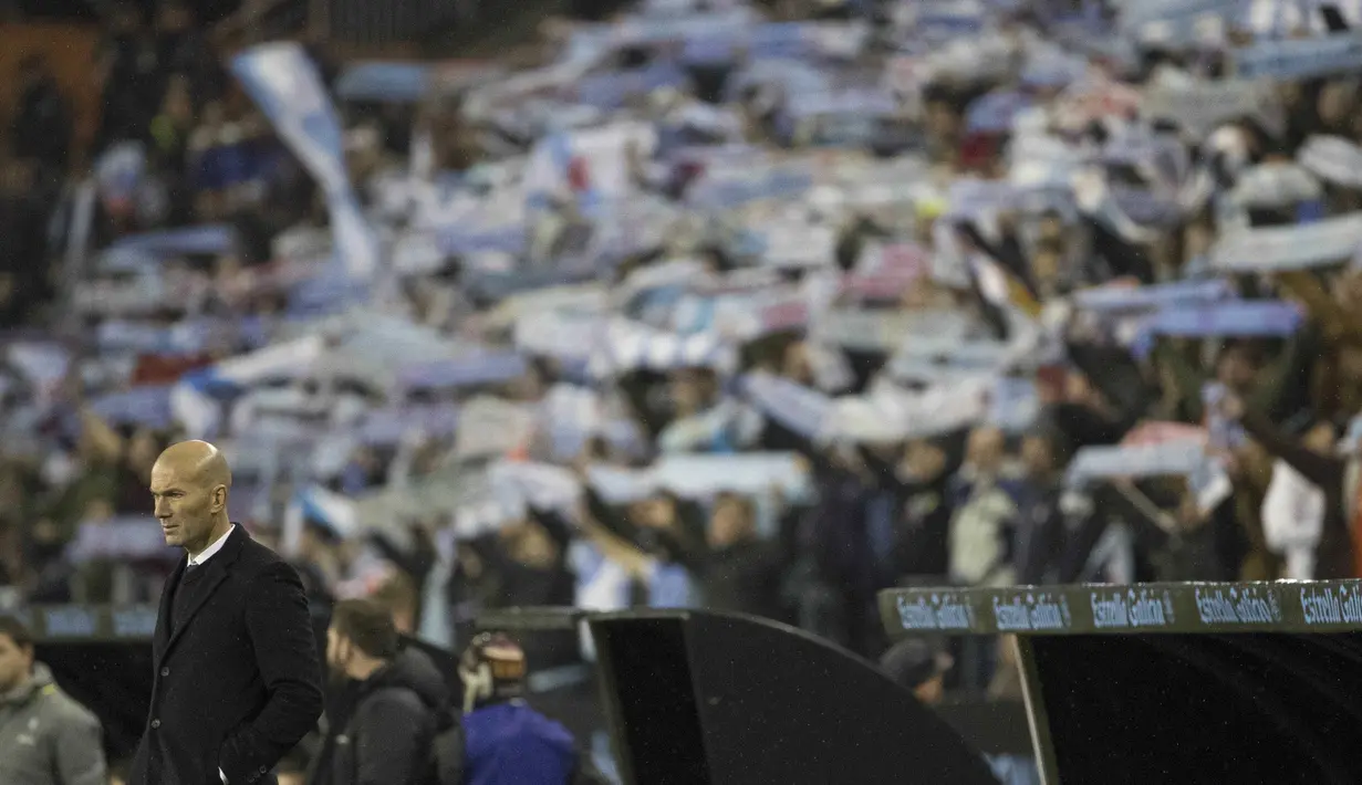 Ekspresi pelatih Real Madrid, Zinedine Zidane saat timnya melawan Celta Vigo pada leg kedua perempat final Copa Del Rey 2017 di Balaidos stadium, Vigo, Spain, Rabu (25/1/2017). Madrid bermain imbang 2-2. (AP/Lalo R. Villar) 