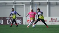 Pertandingan pertama HYDROPLUS Piala Pertiwi U14 &amp; U16 2025 All Stars mempertemukan tim All Stars Jakarta dan All Stars Bali-Nusra bergulir di Supersoccer Arena, Kudus, Senin (7/7/2025). (dok.&nbsp;Bakti Olahraga Djarum Foundation)