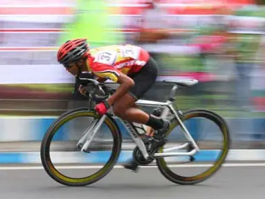 Pebalap Agung Riyanto dari Surabaya yang tertinggal di belakang berusaha menyusul rekannya dalam Kejuaraan Balap Sepeda Criterium terbuka di kelas Men Elite di Lintasan Alun-alun Tugu, Malang, Jawa Timur, Minggu (8/4). Pebalap nasional, Dani Lesmana dari Surabaya memenangkan kejuaraan tersebut. (Antara)