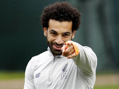 Striker Liverpool, Mohamed Salah, saat latihan jelang laga Liga Champions di Melwood, Liverpool, Senin (23/4/2018). Liverpool akan berhadapan dengan AS Roma. (AP/Martin Rickett)