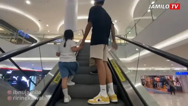 Anak Ibnu Jamil dan anak Ririn Ekawati terlihat sangat akrab