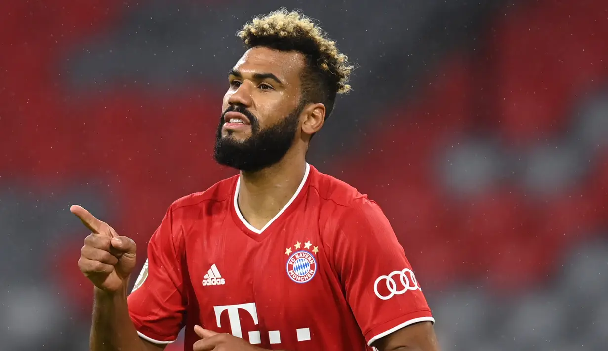 Penyerang Bayern Munchen, Eric Maxim Choupo-Moting, merayakan gol yang dicetaknya ke gawang Duren Merzenich pada laga DFB Pokal di Stadion Allianz Arena, Jumat (16/10/2020) dini hari WIB. Bayern Munchen menang 3-0 atas Duren Merzenich. (AFP/Christof Stache)