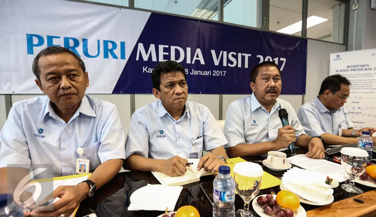 Prasetyo bersama jajarannya saat memberikan keterangan saat Peruri media di kantor Perum Peruri, Karawang, Jawa Barat, Rabu (18/1). Pencetakan bukan di perusahaan swasta seperti isu yang sempat beredar di media sosial. (Liputan6.com/Faizal Fanani)