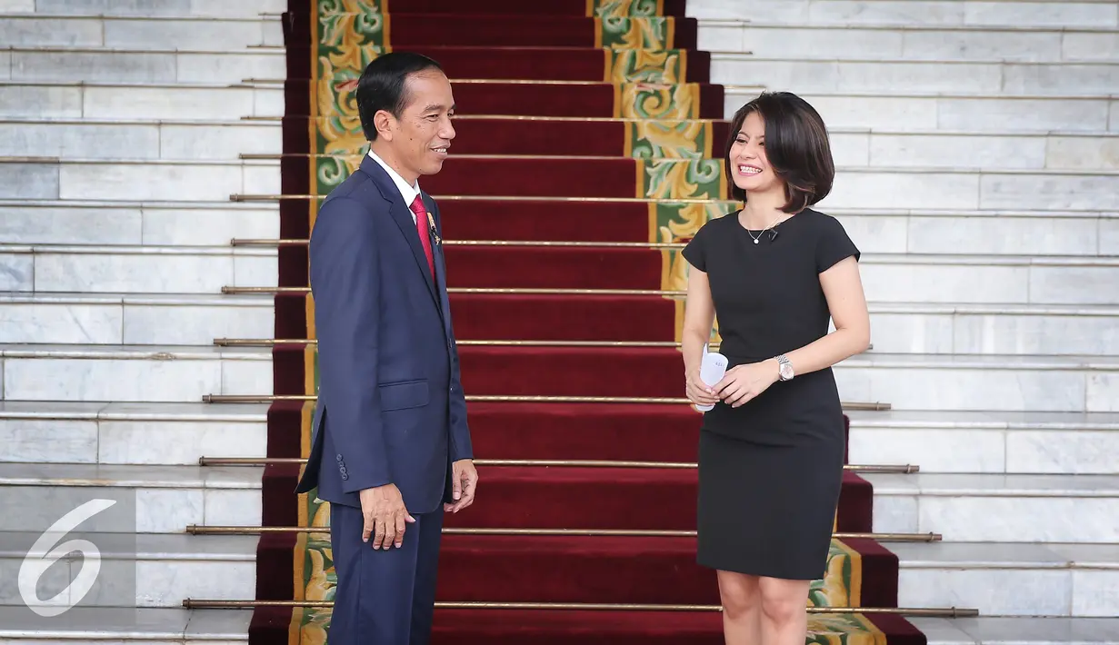 Presiden Jokowi berbincang saat wawancara khusus dengan group SCTV di Istana Bogor, Sabtu (16/4). Jokowi membeberkan semua program kerja pemerintahannya dan menjelaskan sikap tegas pemerintah atas tindakan terorisme. (Liputan6.com/Angga Yunair)