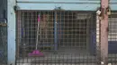 Foto pada 14 Juli 2021, seekor anjing berada dalam kandang di toko hewan peliharaan yang tutup di Dhaka, Bangladesh. Ratusan binatang mati di pasar hewan peliharaan terbesar di Dhaka setelah toko-toko terpaksa tutup saat pemerintah Bangladesh memberlakukan lockdown corona. (Munir UZ ZAMAN/AFP)