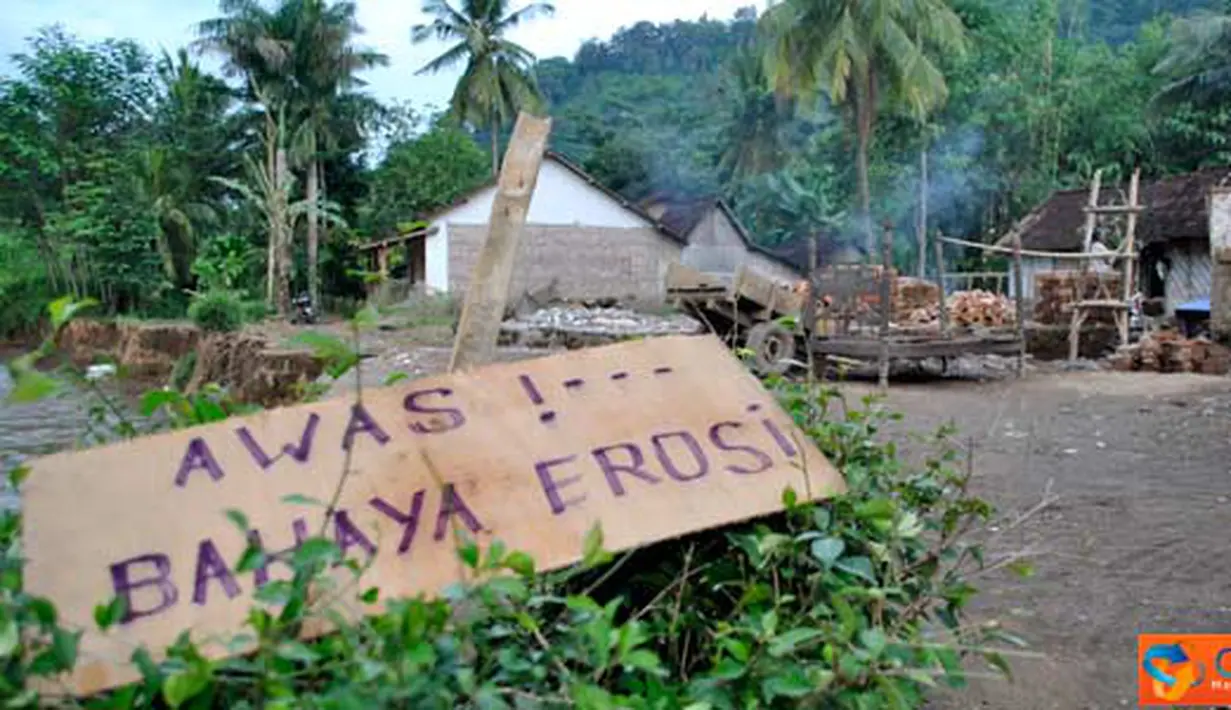 Citizen6, Jember: Abrasi Sungai Mandilis menghancurkan rumah warga sekitar. (Pengirim: Sapto Raharjanto) 