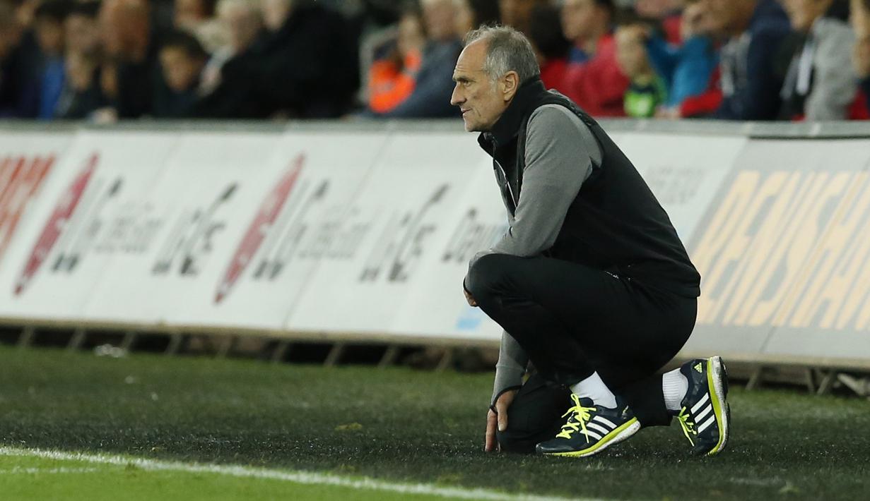 Pelatih Swansea City, Francesco Guidolin saat menyaksikan laga timnya melawan Manchester City pada laga Piala Liga Inggris di Liberty Stadium, Kamis (22/9/2016) dini hari WIB.  (Action Images via Reuters/Andrew Boyers)