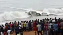 Warga berkumpul melihat pesawat kargo Antonov yang jatuh di lepas pantai Port-Bouet, Abidjan (14/10). Pesawat yang membawa 10 penumpang dihantam ombak besar Pantai Gading dan menewaskan 4 orang warga Moldovan. (AFP PHOTO / Sia KAMBOU)
