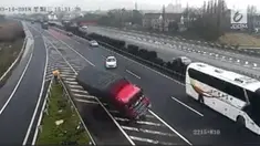 Sebuah mobil sedan berhenti mendadak di jalan tol sehingga mengakibatkan kecelakaan.