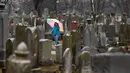 Warga mencari kuburan orang yang dicintainya di Chesed Shel Emeth Cemetery di University City, St Louis, Missouri, (21/2). Setidaknya lebih dari 100 batu nisan rusak di pekuburan itu. (Robert Cohen /St. Louis Post-Dispatch via AP)
