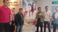 Para Kru, sutradara dan produser film Jejak Cinta saat nonton bareng