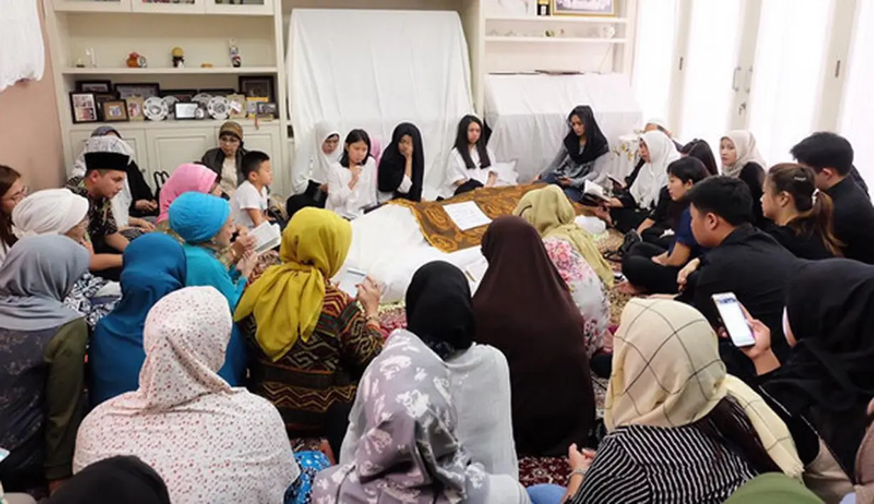 Selama sang suami sakit, leukimia atau kanker darah Ririn Ekawati selalu mendampinginya. Kesedihan begitu dirasakan oleh Ririn, ketika sang suami yang telah memberikan seorang anak itu berpulang, ia tidak disampingnya. (Instagram/carolinesuwandisung)