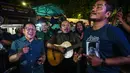 Calon Wakil Presiden Muhaimin Iskandar (kiri) bernyanyi bersama pendukungnya dalam kampanye pemilu pertamanya di Surabaya pada tanggal 28 November 2023. (Juni Kriswanto/AFP)