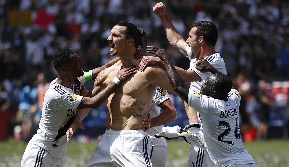 Aksi bintang Los Angeles Galaxy, Zlatan Ibrahimovic (tengah) usai membobol gawang Los Angeles FC pada laga Major League Socccer di StubHub Center,  California, (31/3/2018). LA Galaxy menang 4-3. (AP/Jae C. Hong)