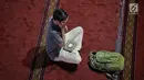 Jemaah mengusap wajahnya usai membaca kitab suci Alquran di Masjid Istiqlal, Jakarta, Selasa (7/5/2019). Di antara amal kebajikan yang sangat dianjurkan dilakukan pada bulan suci Ramadan adalah tadarus Alquran. (Liputan6.com/Faizal Fanani)