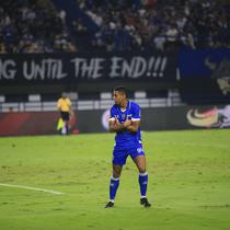Selebrasi Uilliam Barros usai mencetak gol ke gawang Madura United pada laga pekan ke-23 BRI Super League 2025/2026 di Stadion Gelora Bandung Lautan Api (GBLA), Kota Bandung, Kamis (26/2/2026) malam WIB. (Bola.com/Erwin Snaz)