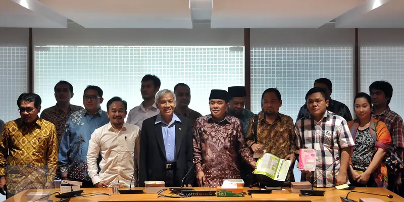 20160719-Keluarga Korban Vaksin Palsu Sambangi Kantor DPR